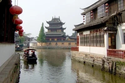Scopri zhujiajiao, il borgo sull’acqua vicino a shanghai, con un tour guidato di mezza giornata. giro in barca, visita alla filanda di seta, pick-up in hotel e guida in inglese inclusi. prenota ora.