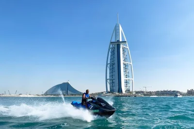 Erlebe eine jet-ski-tour in dubai mit skyline-blick auf den burj khalifa und burj al arab. inklusive frischem saft, fotos, sicherheitsausrüstung und guide. buche jetzt dein abenteuer.