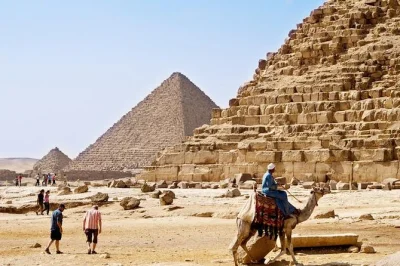 Vuela de hurghada a el cairo para una excursión de día completo. visita las pirámides de giza, la esfinge, el museo egipcio, el cairo antiguo y compra en el bazar khan el khalili.