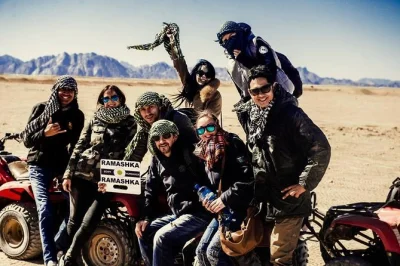 Explora el desierto de hurghada en quad, conoce beduinos, disfruta de un té tradicional y monta en camello. tour de 4 horas con recogida en hotel. reserva ya tu aventura.