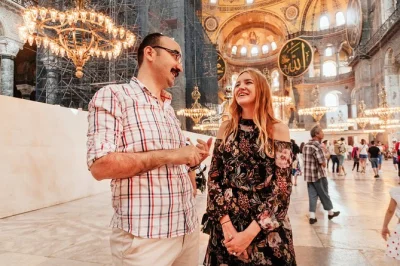 Scopri la hagia sophia con una guida privata, salta la fila, visita moschee poco conosciute, assaggia il baklava e vivi la vera istanbul in piccoli gruppi.