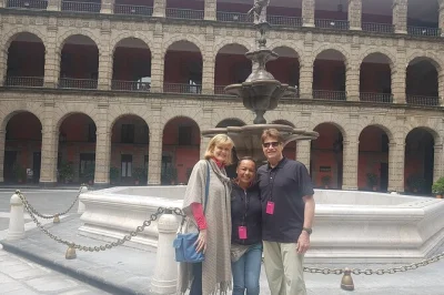 Tour privato di street food nel centro storico di città del messico. scopri zócalo, templo mayor, bellas artes e gusta autentici tacos con una guida locale.