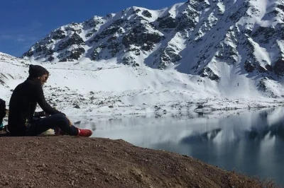 Découvrez embalse el yeso lors d’une excursion guidée depuis santiago. vin chilien, encas, prise en charge à l’hôtel et secrets locaux dans le cajón del maipo.