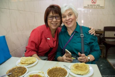 Delhi, chandni chowk e new delhi: assaggia oltre 25 piatti tipici con un chef locale. include degustazione di tè, cibo di strada, pick-up in hotel e angoli nascosti.