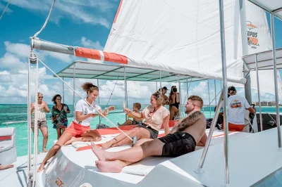 Scopri la costa di aruba su un catamarano privato, fai snorkeling al relitto antilla e a catalina bay, gusta cocktail open bar e snack freschi. include pick-up in hotel e equipaggio locale.