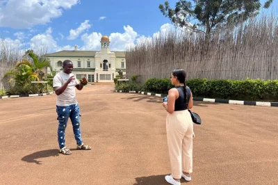 Explorez kampala et le royaume buganda avec une visite guidée. découvrez les tombes de kasubi, le palais du kabaka, la royal mile et savourez la cuisine traditionnelle ougandaise. réservez vite.