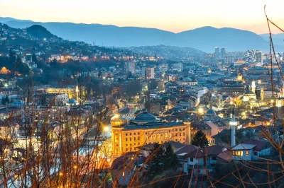 Explora el alma de sarajevo con un tour guiado. prueba burek, disfruta café bosnio, visita mezquitas y bazares. una experiencia auténtica y local.
