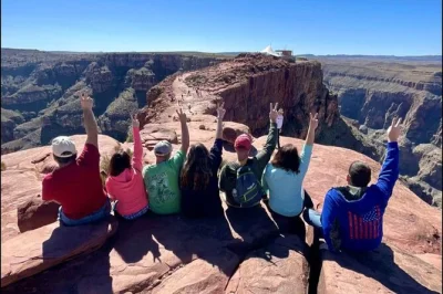 Explore grand canyon west, hoover dam e a floresta de joshua tree em um dia saindo de las vegas. inclui almoço, guia e traslado do hotel.