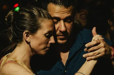 Descubre el tango en un histórico convento de buenos aires y baila en una milonga auténtica con expertos locales. incluye clase, entrada, bebida y transporte privado.