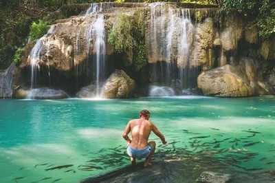 Explorez la cascade d’erawan, le célèbre pont de la rivière kwai et l’histoire de la seconde guerre mondiale lors d’une excursion privée tout compris au départ de bangkok. déjeuner et guid