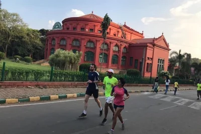 Découvrez bangalore au petit matin : jogging dans les jardins de lalbagh, visite du temple du taureau et petit-déjeuner traditionnel du sud de l’inde avec un guide local passionné.