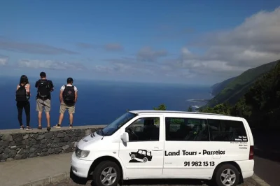 Descubre são jorge en van: visita las fajãs, prueba el queso local, nada en simão dias y disfruta de un almuerzo buffet. tour guiado de día completo con actividades incluidas.