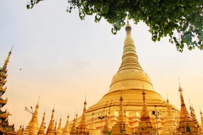 Explore yangon in one day—visit shwedagon pagoda, chaukhtatgyi buddha, kandawgyi lake, and bogyoke market with a local guide. book your city tour now.