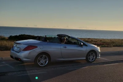 Parcourez la côte portugaise en cabriolet, admirez le coucher du soleil au cabo da roca, savourez un verre de pétillant rosé avec des fraises sur la plage de guincho. romantique, pittoresque, inoub