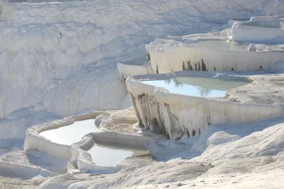 Explora las piscinas termales de pamukkale y la antigua ciudad de hierápolis en una excursión de un día en grupo pequeño desde kusadasi. incluye almuerzo, entradas y guía local experto.