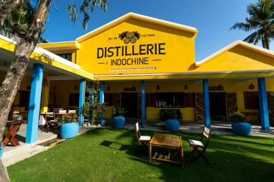 Vietnam, distilleria sampan e rum premiato: tour guidato con cocktail di benvenuto, degustazione e approfondimenti sull’artigianato locale.