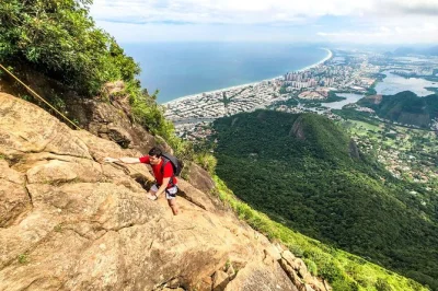 Explorez la pedra da gavea à rio avec un guide certifié. traversez la forêt de tijuca, grimpez la carrasqueira avec corde et profitez d’une vue spectaculaire au sommet.