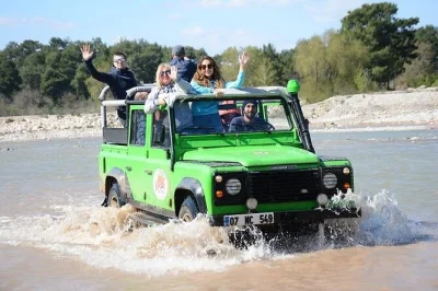 Scopri le montagne del tauro ad antalya con un jeep safari di un giorno. nuota alla cascata ucansu, visita il villaggio di yumaklar e gusta un pranzo tipico. prenota ora!