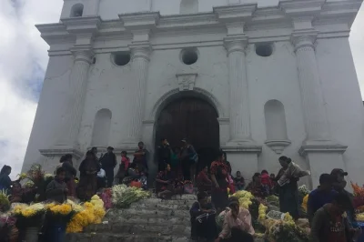 Prenota una navetta condivisa da antigua o panajachel al mercato di chichicastenango. scopri il più grande mercato del guatemala e le tradizioni maya.
