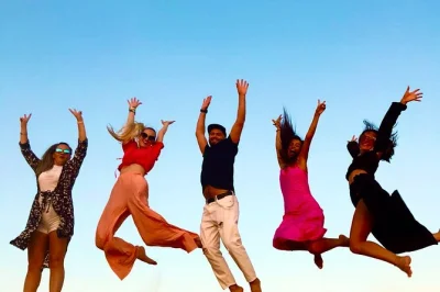 Découvrez les dunes rouges de lahbab à dubai : 4x4 sensations, sandboard, balade à dos de chameau, dîner bbq et spectacles vivants. réservez votre safari exclusif dès maintenant.