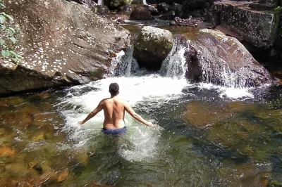 Descubra o cânion malacara com uma trilha guiada—travessias de rio, floresta nativa e banho em piscinas naturais. inclui equipamento, guia especializado e dicas locais.