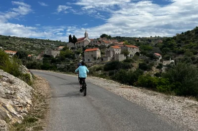 Découvrez hvar en e-bike à votre rythme. visitez malo grablje, velo grablje et la forteresse napoléon. e-bike, casque et itinéraire autonome inclus.