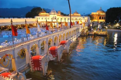 Udaipur, lac pichola, dîner romantique à jag mandir avec balade en bateau privée, repas 3 plats et vues féériques sur la ville.