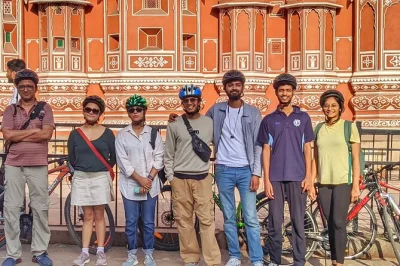 Jaipur entdecken: ruhige straßen, geheime tempel & authentisches street food auf entspannter radtour am morgen. jetzt buchen!