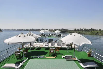 Découvrez une croisière de 4 jours sur le nil d’aswan à louxor, visitez abu simbel, survolez louxor en montgolfière et explorez des temples millénaires. transferts inclus.