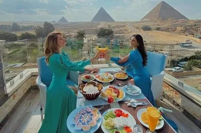 Genießen sie ein abendessen im great pyramid inn mit direktem blick auf die pyramiden von gizeh und die ton- und lichtshow. inklusive hotelabholung und privatem guide.