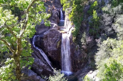 Descubra cachoeiras escondidas, trilhas romanas e vilarejos típicos no parque nacional peneda gerês. tour em grupo pequeno saindo do porto com caminhadas e banho em lagoas.