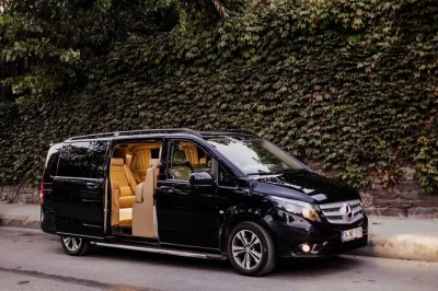 Trasferimento privato dall’aeroporto di istanbul all’area della moschea blu. autista che parla inglese, auto pulita, wifi gratis e prenotazione flessibile.