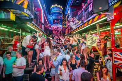 Vivi 3 ore di open bar a el squid roe a cabo. salta la fila, bevi quanto vuoi e tuffati nella nightlife più sfrenata di cabo con accesso vip.