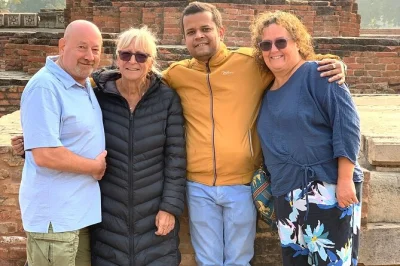 Découvrez varanasi en une journée : balade en bateau sur le gange, visite de sarnath, temples anciens et la célèbre cérémonie du soir au bord du fleuve. idéal pour un court séjour.