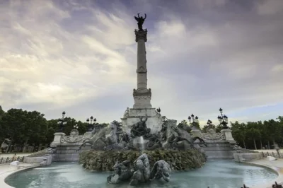 Erlebe ein outdoor escape game in bordeaux. löse rätsel, finde hinweise und entdecke die altstadt mit deinem team. spaß für alle altersgruppen.