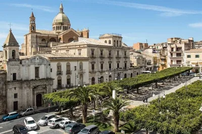 Descubra favara com uma aula prática de culinária siciliana, prove cannoli fresquinhos e explore o centro histórico com um local. inclui almoço, bebidas e receitas.