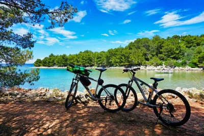 Recorre la isla ugljan en bici con un tour autoguiado. horarios flexibles, bicicletas de calidad, mapas y consejos locales incluidos. ideal para viajeros activos.