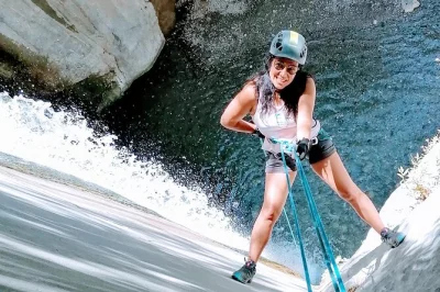 Scopri los cahorros a monachil: ponti sospesi, canyon, grotte e discese in corda. trasporto privato, attrezzatura, snack e picnic inclusi.