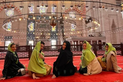 Scopri la moschea di suleymaniye, il gran bazar, il mercato delle spezie e molto altro a istanbul con una guida privata. consigli locali e negozi nascosti per lo shopping perfetto.