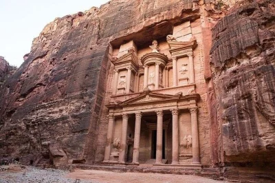 Réservez un transfert privé d'amman à votre hôtel à petra. profitez de véhicules modernes, de chauffeurs parlant anglais et d'un voyage tout en douceur à travers le sud pittoresque de la jordan