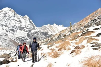 Partez pour un trek de 13 jours à annapurna base camp au népal. traversez forêts de rhododendrons, admirez le lever de soleil à poon hill et découvrez la culture locale avec des guides experts.