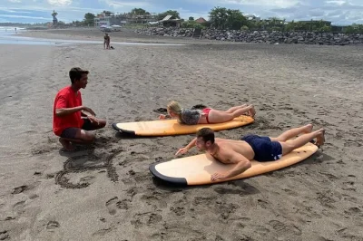 Lezioni private di surf a bali con coach esperti, pick-up flessibile e i migliori spot locali scelti in base al tuo livello e alle condizioni del giorno.
