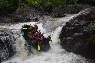 Explore o rafting emocionante no rio tenorio saindo de tamarindo. encare corredeiras classe iii e iv, com transporte, guias bilíngues e almoço incluso.