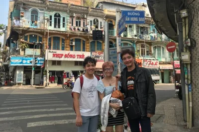 Descubra a chinatown de saigon em um tour gastronômico a pé. prove arroz doce de banana, visite o templo thien hau e explore mercados locais com um guia.