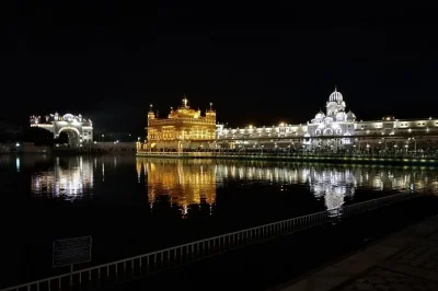 Descubra o templo dourado em amritsar com guia local. inclui akal takht, vista aérea e acesso exclusivo à maior cozinha comunitária do mundo.