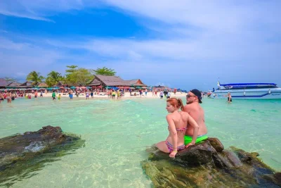Visita 3 islas koh khai en una excursión de medio día en lancha rápida desde phuket. practica snorkel, nada y relájate con guía, equipo y traslado al hotel incluidos.