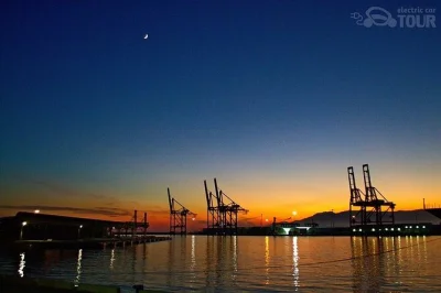 Erlebe málaga bei nacht im citroën ami. entdecke castillo de gibralfaro, kathedrale, pompidou und mehr – magische sonnenuntergangs- und lichtershow inklusive.