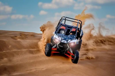 Louez un buggy polaris 1000cc 4 places pour explorer le désert de dubaï en toute liberté. conduite autonome, coucher de soleil, équipement sécurité et fun en famille. réservez vite !