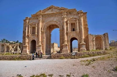 Visitez jerash depuis amman avec prise en charge à l’hôtel. parcourez les rues romaines, admirez la place ovale et plongez dans l’histoire avec un chauffeur anglophone. réservez votre visite gu