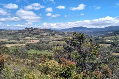 Découvrez le lac guatavita et la cathédrale de sel de zipaquirá lors d'une visite privée au départ de bogotá. transport, déjeuner et guide anglophone inclus. réservez vite !